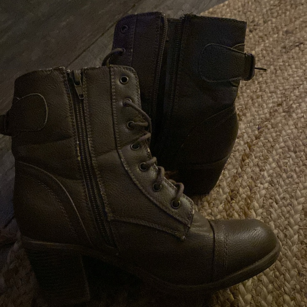 Boots - Picture 3 of 5
